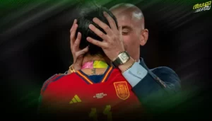 เฆนนี่ เอร์โมโซ่ นักเตะหญิงทีมชาติสเปนยื่นฟ้อง หลุยส์ รูเบียเลส ประธานสหพันธ์ฟุตบอลแล้วกรณีที่เธอถูกเขาจูบปากในระหว่างพิธีฉลองการคว้าแชมป์โลกหลังสยบ อังกฤษ 1-0 เมื่อวันที่ 20 ส.ค.